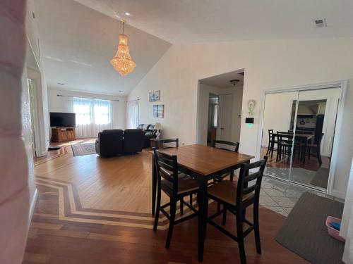 Escape to Serenity in 애시비 하이츠