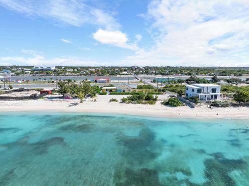 The Sunflower Villa In Grand Turk Turks & Caicos in Коберн-Таун