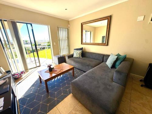 Zona de TV/saló-bar comuns, Langebaan at 107 Ellefsen in Long Acres Country Estate