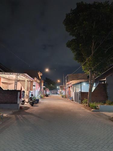 Heka Homestay Sewa Rumah Harian Dekat GOR Ken Arok - image 5