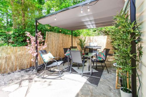 Cozy and Private home in Roswell in وودستوك