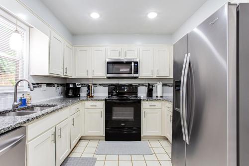 Cozy and Private home in Roswell in وودستوك