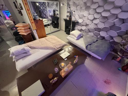 Shared room for 1 male traveler No private room, Paris