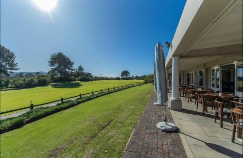Rumah 95 m² dengan 2 kamar tidur dan 2 kamar mandi pribadi di Plettenberg Bay (Goose Valley Luxury Apartment Ocean View Plett Bay) in Plettenberg Bay