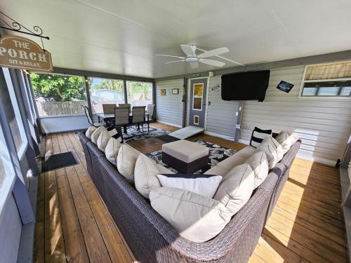 Fisherman's Hideaway! Home on canal in Okeechobee!