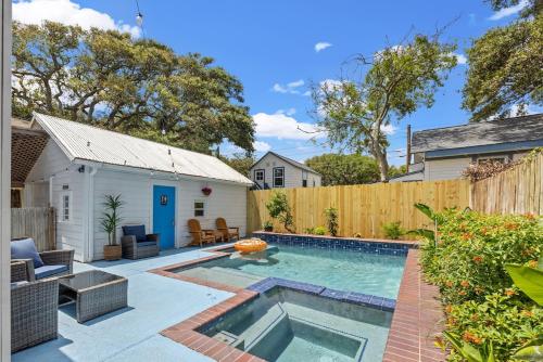 Pool, 7 min walk to beach