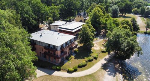 Badehaus Hotel & Restaurant 17.0km von Briggower Straße entfernt