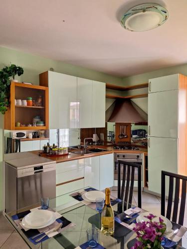 Konyha, Lago Maggiore Gardens Apartment in Intra