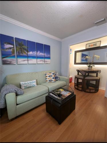 Nice and Cozy Apartment Private with Courtyard in Port St Lucie FL in Carlton, USA