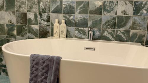 Pukaki Lakeside Getaway NZ in Twizel