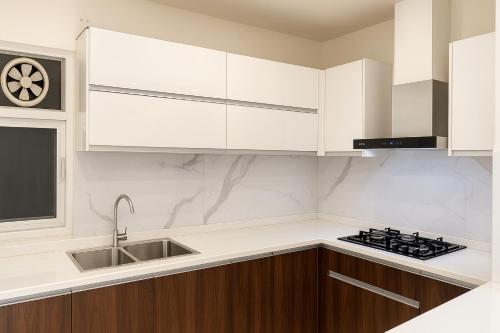 Elysium Tower Islamabad 2 Bedroom Apartment with Netflix & Parking - image 10