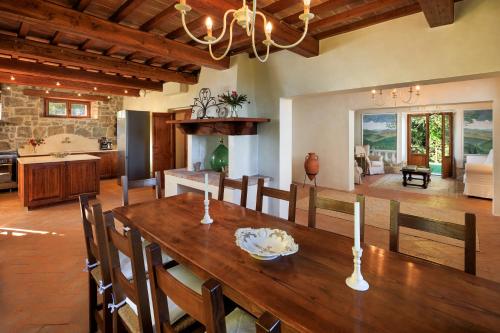 keuken, Charming Historic Villa-10 acres in Doglio