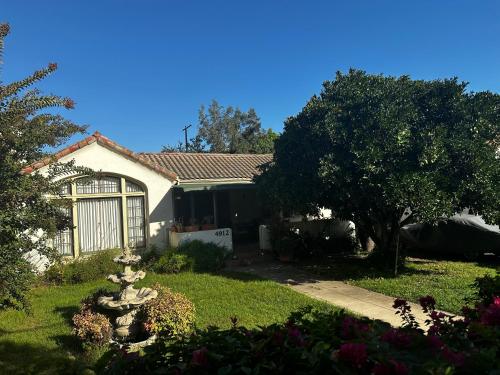 Toluca Woods Burbank and N Hollywood 1Bed 1bath Pool House – khách sạn tại Burbank