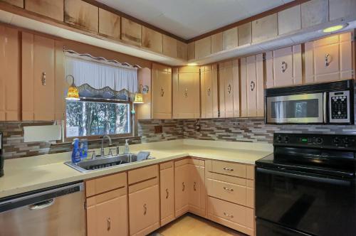 Pet Friendly Wi-Fi Firepit TV in 布魯克維爾