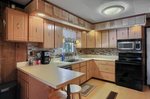 Pet Friendly Wi-Fi Firepit TV in 布魯克維爾