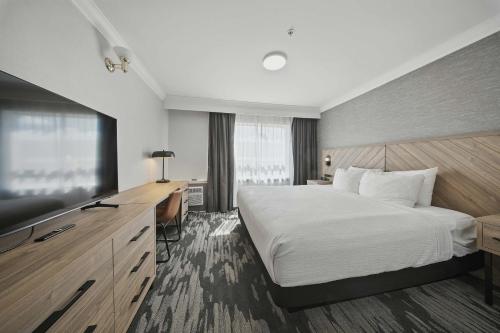 1 queen bed, 1 sofa bed