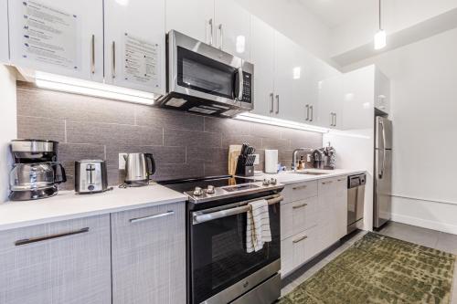 Downtown Escape - 2BR w Skyline Views & Hot Tub in Los Angeles, USA