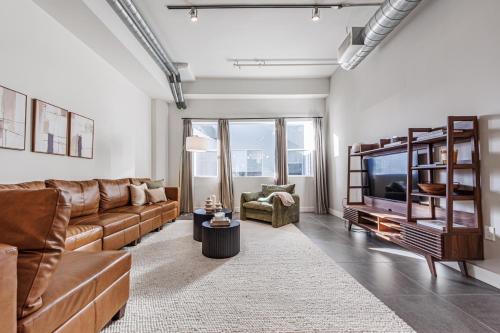 Downtown Escape - 2BR w Skyline Views & Hot Tub in Los Angeles, USA