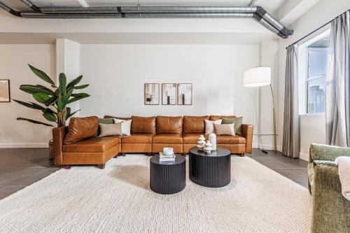 Downtown Escape - 2BR w Skyline Views & Hot Tub in Los Angeles, USA