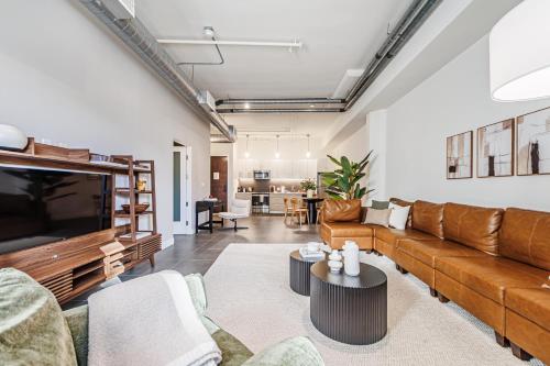 Downtown Escape - 2BR w Skyline Views & Hot Tub in Los Angeles, USA