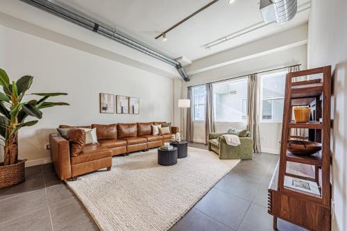 Downtown Escape - 2BR w Skyline Views & Hot Tub in Los Angeles, USA