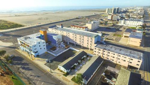 Oceanic Hotel & Barefoot Tiki Bar - image 2