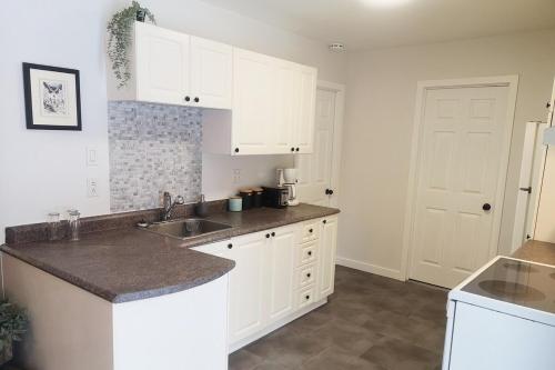 Chalet de 2 chambres, cour boisée, près d'un lac (Chalet de 2 chambres, cour boisee, pres d'un lac) in แซ็ง-ฌ็อง-ปอร์-โฌลี (QC)