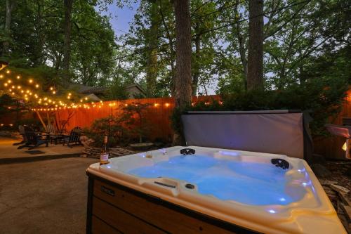 Létesítmények, 1920s Cottage | Hot Tub | Game Room | Fire Pit in Rockford (IL)