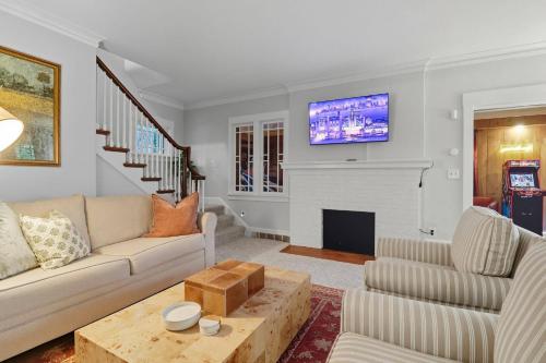 Létesítmények, 1920s Cottage | Hot Tub | Game Room | Fire Pit in Rockford (IL)