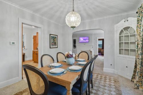 Létesítmények, 1920s Cottage | Hot Tub | Game Room | Fire Pit in Rockford (IL)