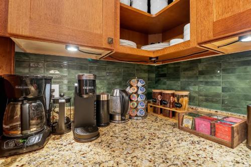 Létesítmények, 1920s Cottage | Hot Tub | Game Room | Fire Pit in Rockford (IL)