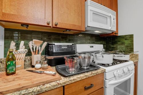 Létesítmények, 1920s Cottage | Hot Tub | Game Room | Fire Pit in Rockford (IL)