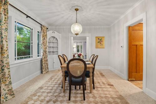 Létesítmények, 1920s Cottage | Hot Tub | Game Room | Fire Pit in Rockford (IL)