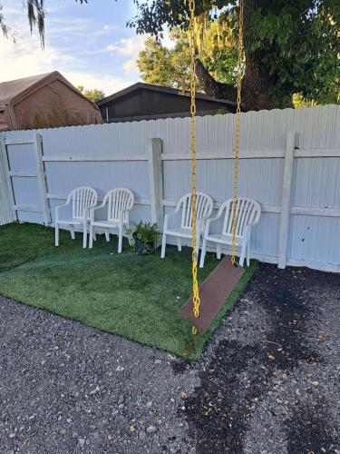 Country Blue Getaway by the Ranch Fields in Auburndale (FL)