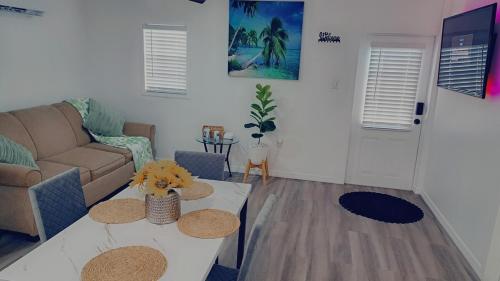 Country Blue Getaway by the Ranch Fields in Auburndale (FL)