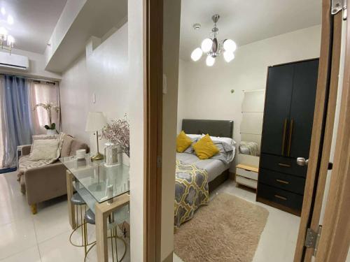 Lucky Condotel (Shore Residences), Manila