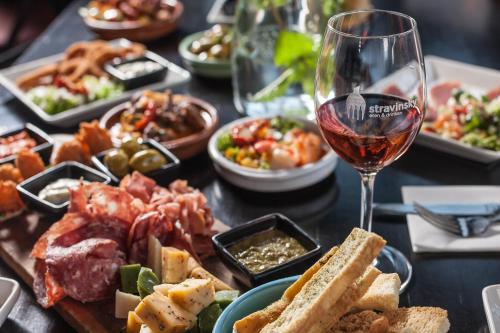 อาหารและเครื่องดื่ม, Stravinsky Slapen in เฮนเจโล