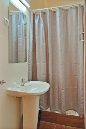 Budget Double Room with Shared Toilet image 8