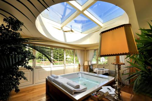 Karstais baseins, Villa Orso Grigio in Ronzone