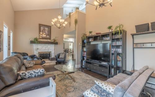 NHP YK B&B - Large Deck- Hot Tub - Massage chair and seasonal swimming pool- Free parking - Pet frie – khách sạn tại Yellowknife