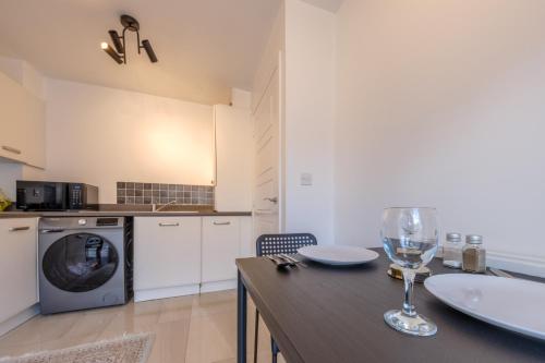 Numero Uno Luxe Retreat 3BR 3 Baths Hot Tub wifi in Benwell and Scotswood