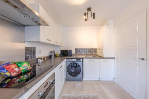 Numero Uno Comfy 3BR 3 Baths Hot Tub wifi Contractor and Group Friendly in Benwell and Scotswood