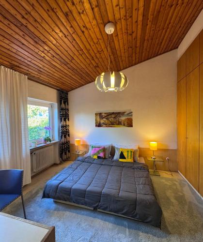 Zwei Zimmer im Reihenhaus in Planegg, Deutschland