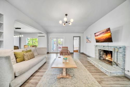 @ Marbella Lane - 4BR Near Morongo Casino & Outlet Ldry+P in Banning, USA