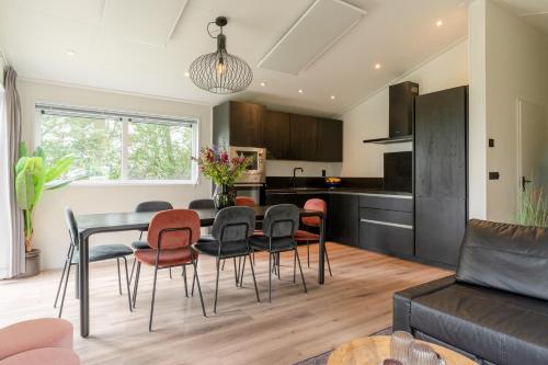 Kitchen, Nieuw! 6-persoons chalet aan het Veluwemeer dichtbij Harderwijk, Amersfoort en Zwolle in Hulshorst