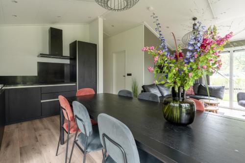 Kitchen, Nieuw! 6-persoons chalet aan het Veluwemeer dichtbij Harderwijk, Amersfoort en Zwolle in Hulshorst