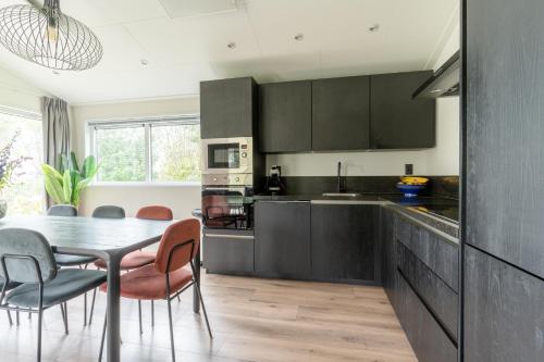 Kitchen, Nieuw! 6-persoons chalet aan het Veluwemeer dichtbij Harderwijk, Amersfoort en Zwolle in Hulshorst