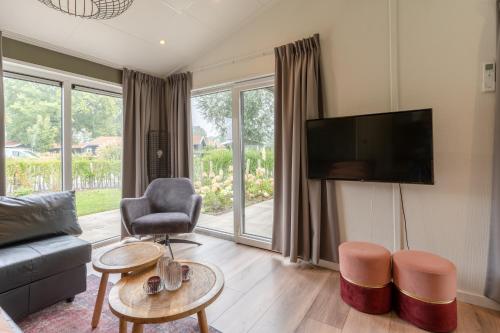 Shared lounge/TV area, Nieuw! 6-persoons chalet aan het Veluwemeer dichtbij Harderwijk, Amersfoort en Zwolle in Hulshorst