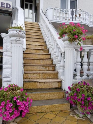 Bejárat, Garsonjere Bijoss in Klisa