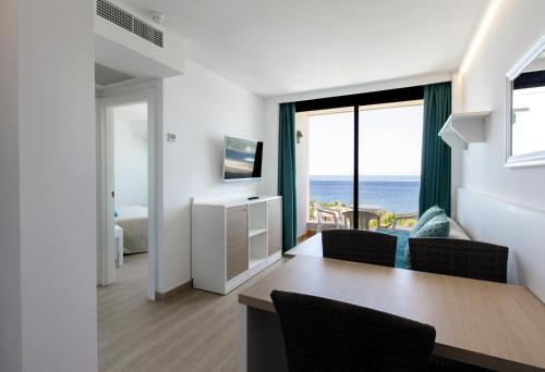 Two-Bedroom Apartment with Sea View (3 Adults + 3 Children)